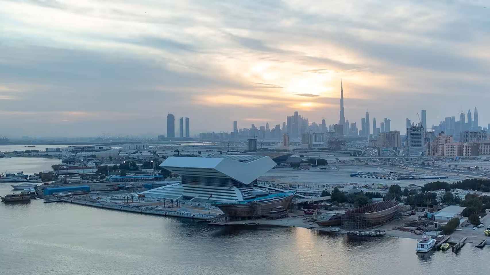 Vista de la biblioteca Mohammed Bin Rashid, con una panorámica de Dubái al fondo. Foto: Visit Dubai