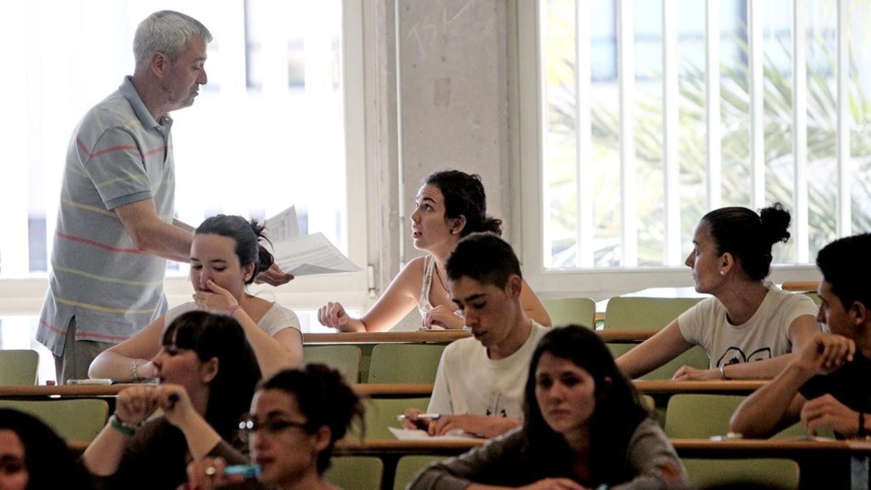 Imagen de archivo de un aula durante un examen