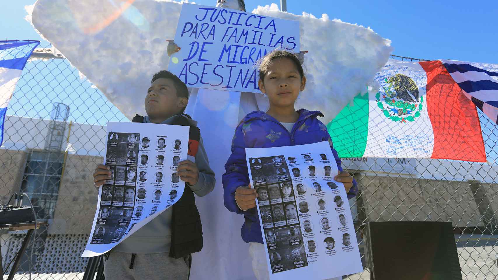 Menores indocumentados caracterizados como ángeles se manifiestan frenta a una estación migratoria del Instituto Nacional de Migración (INM), en Ciudad Juárez (México).