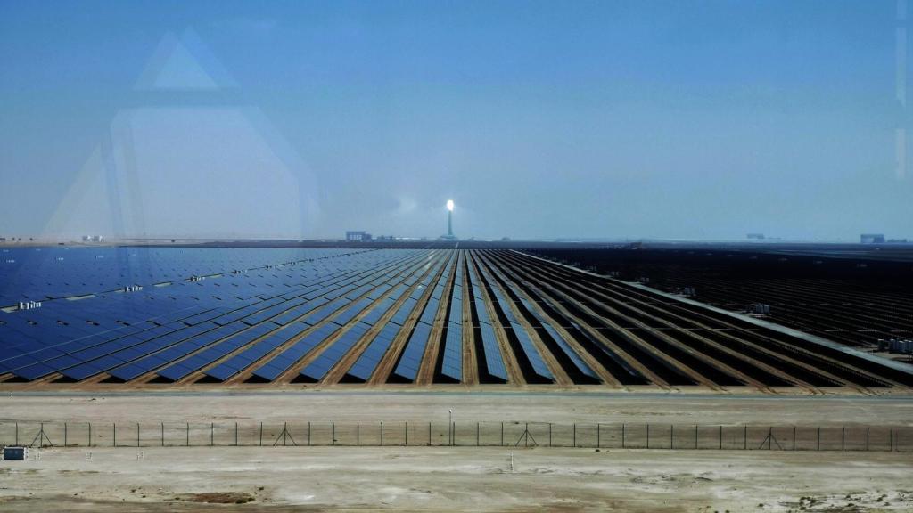Vista del parque solar Mohammed Bin Rashid Al Maktoum desde el DEWA Innovation Centre. A lo lejos, la torre solar más alta del mundo, de 263 m. Foto: F. D. Quijano