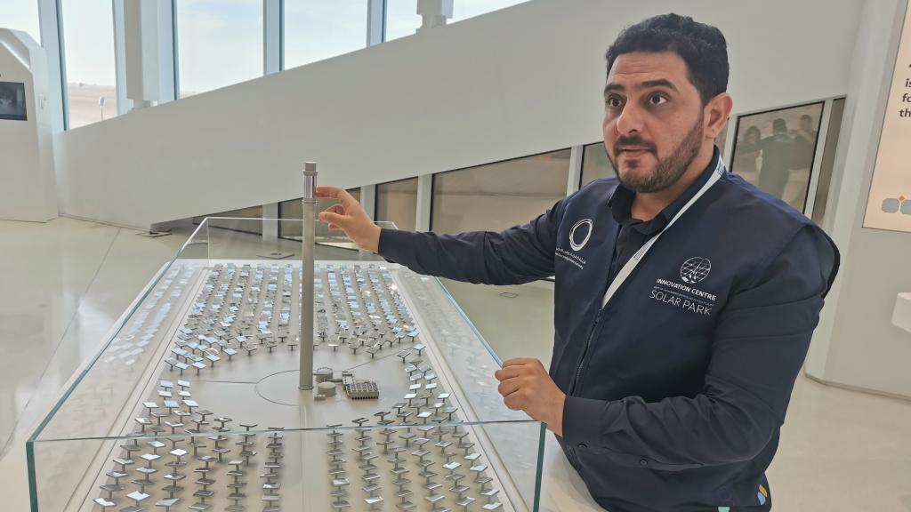 Un ingeniero del DEWA Innovation Centre explica el funcionamiento de la torre solar. Foto: F. D. Quijano