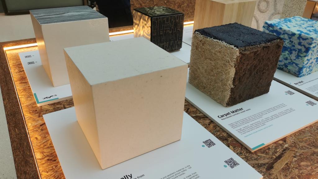 Bloques constructivos con materiales reciclados como lentillas, residuos plásticos y semillas de dátil. Foto: F. D. Quijano