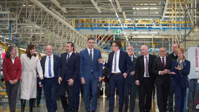 El presidente del Gobierno, Pedro Sánchez, con directivos de Mercedes y atutoridades el pasado martes en la fábrica de Vitoria.