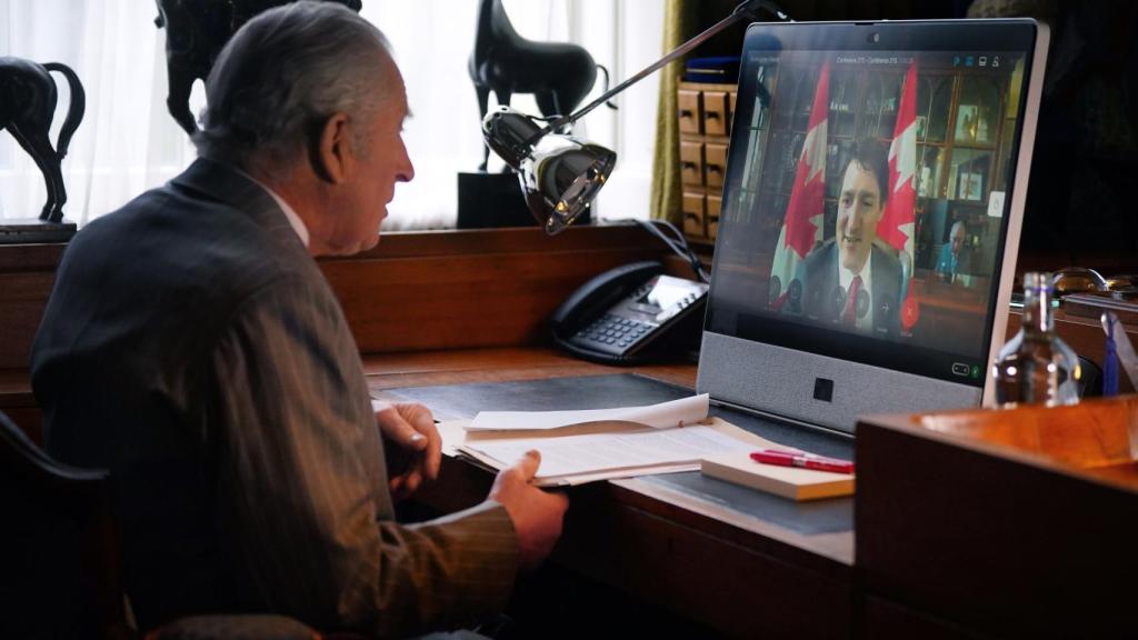 Carlos III durante una audiencia en Londres, con el Primer Ministro, Justin Trudeau, el pasado 6 de marzo.