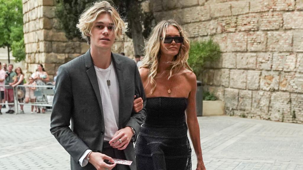 Elle Macpherson y su hijo Aurelius, en junio de 2022.