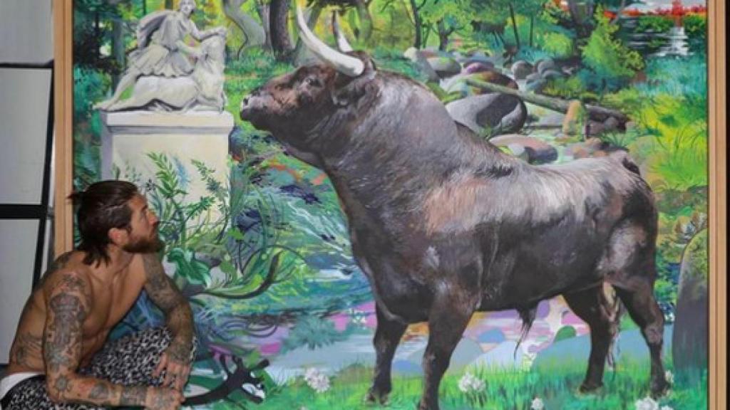 Sergio Ramos posa delante de un cuadro.