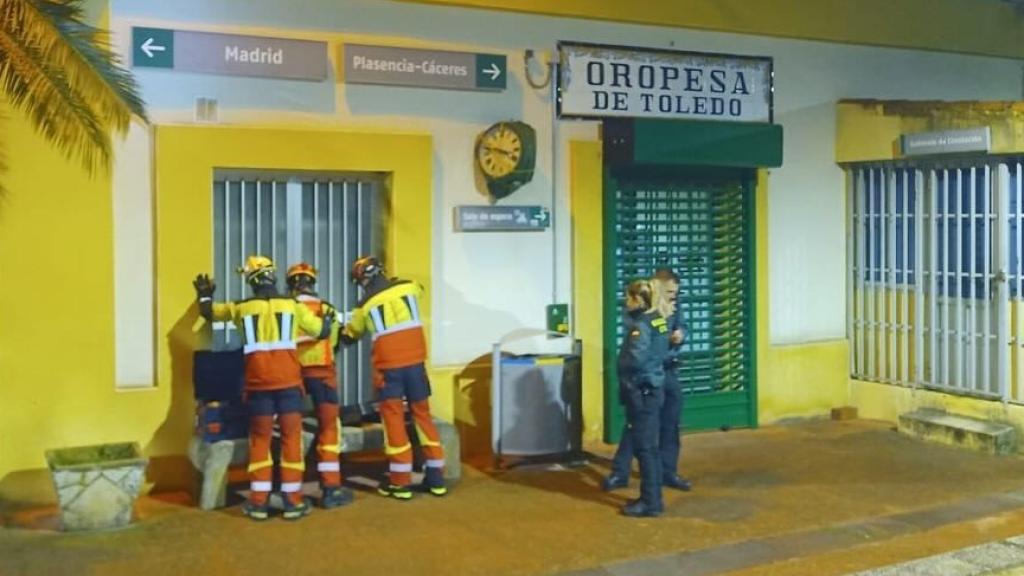 Los bomberos rescataron a dos personas encerradas en la estación de Oropesa. Fotografías: CPEIS Toledo.