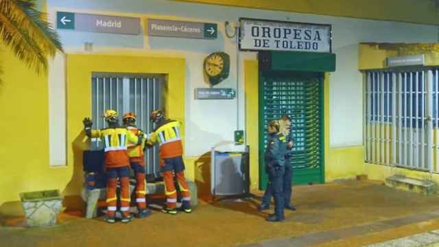 Los bomberos rescataron a dos personas encerradas en la estación de Oropesa. Fotografías: CPEIS Toledo.
