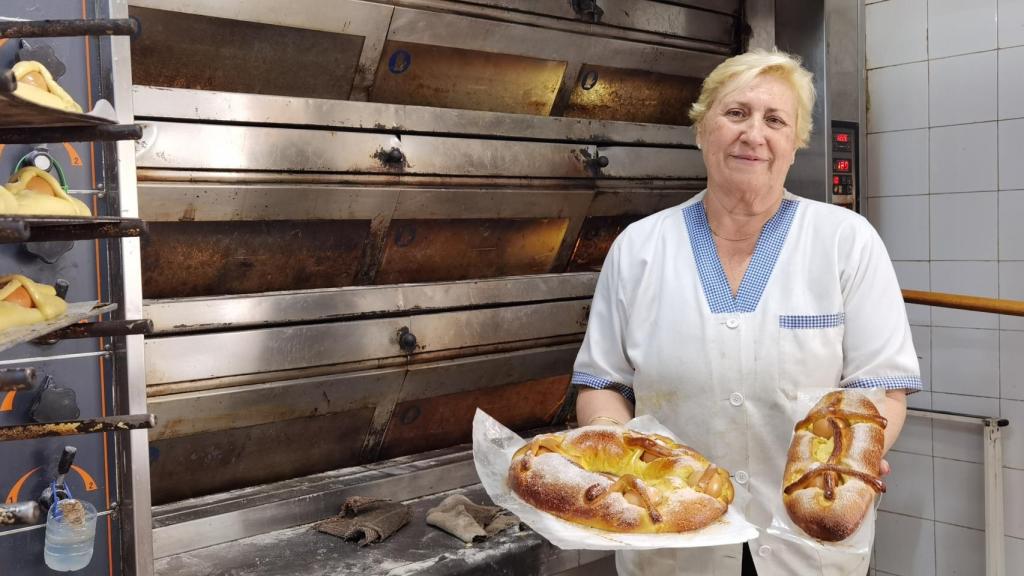 Rosa Pérez, con las monas de cuatro huevos y las de dos, este Jueves Santo.