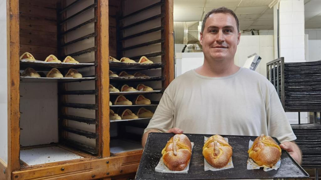 Manuel Bardisa con las monas tradicionales que prepara en su panadería, este Jueves Santo.