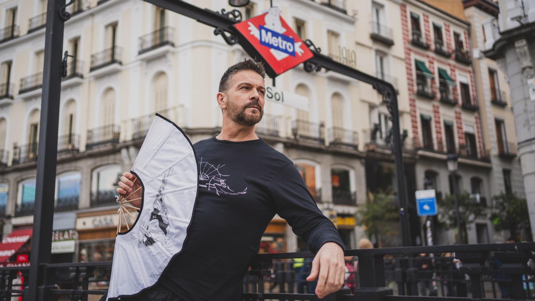 Luis Font, ex de Locomía antes de entrar en el metro a tocar.