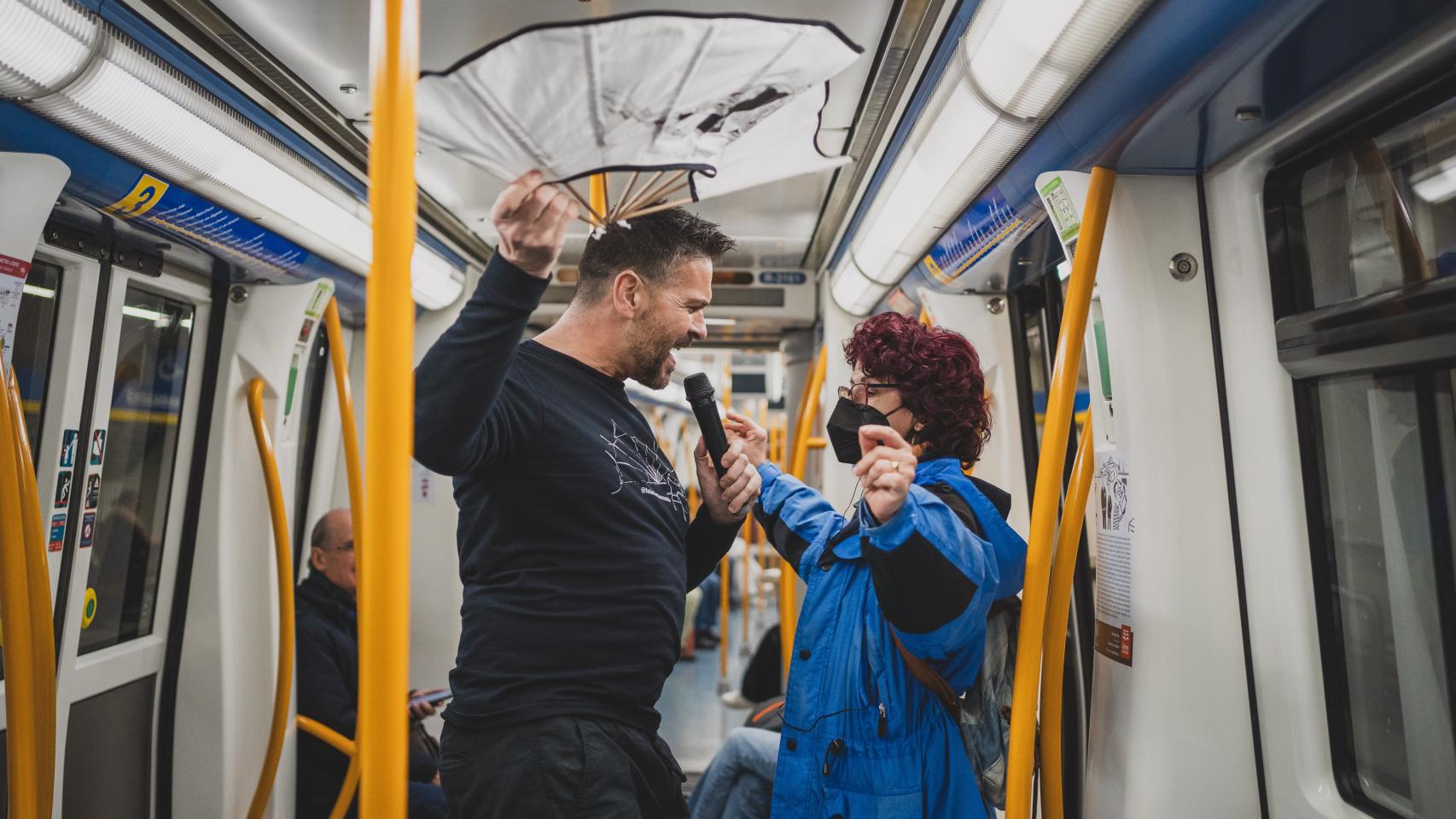 Luis Font canta junto a una señora en el metro.