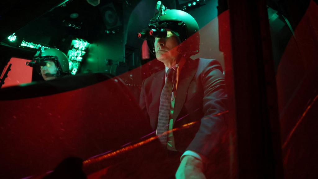 Vladimir Putin, durante una visita este jueves, el centro de entrenamiento de combate para pilotos en Torzhok.