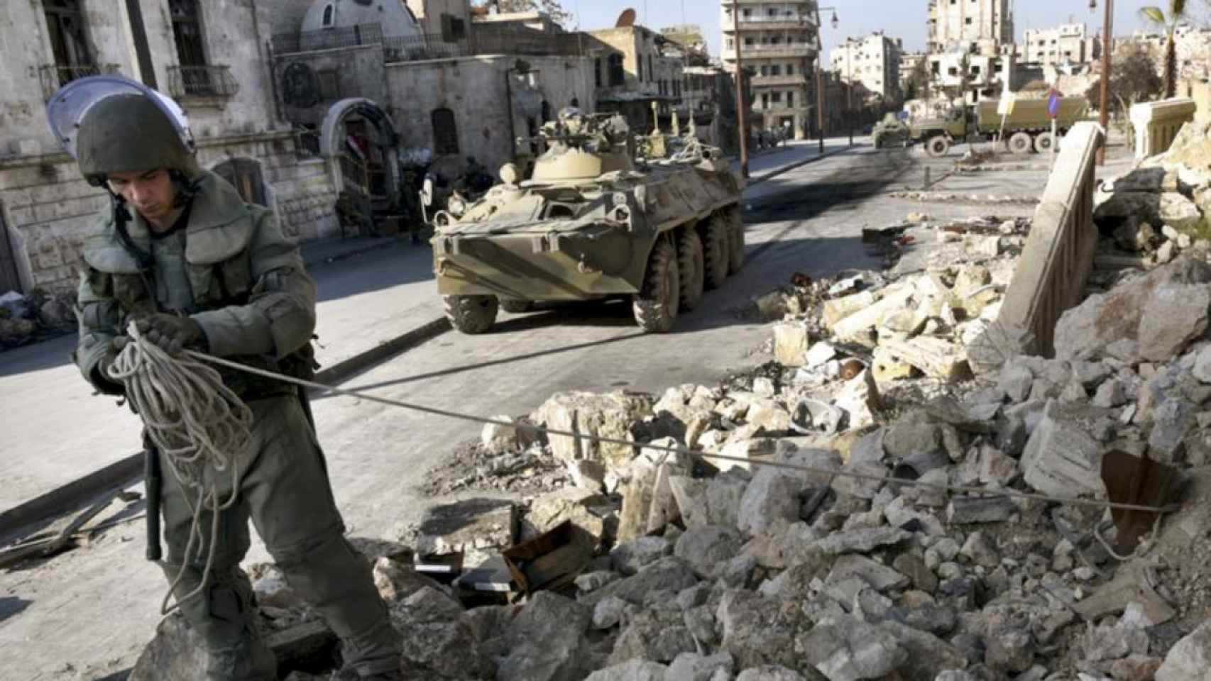 Blindados rusos en la ciudad de Aleppo, en Siria.