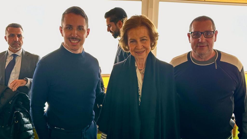 Álvaro y su padre, el cumpleañero, junto a la reina doña Sofía.