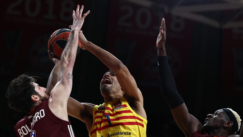 Da Silva, frente a dos jugadores del Bayern de Múnich.