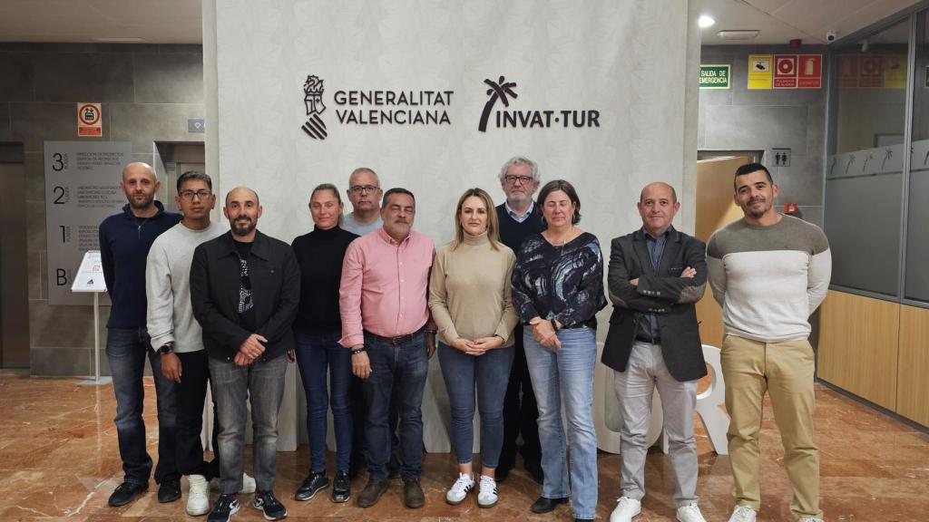 La consellera Nuria Montes con los representantes sindicales este Jueves Santo tras la reunión.