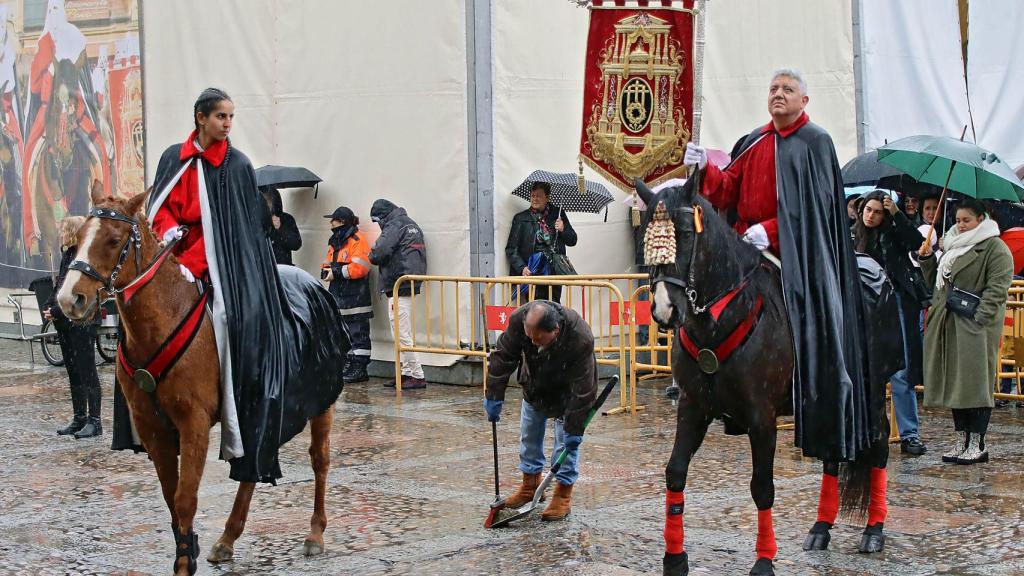 Pregón a caballo de la Cofradía de las Siete Palabras de León