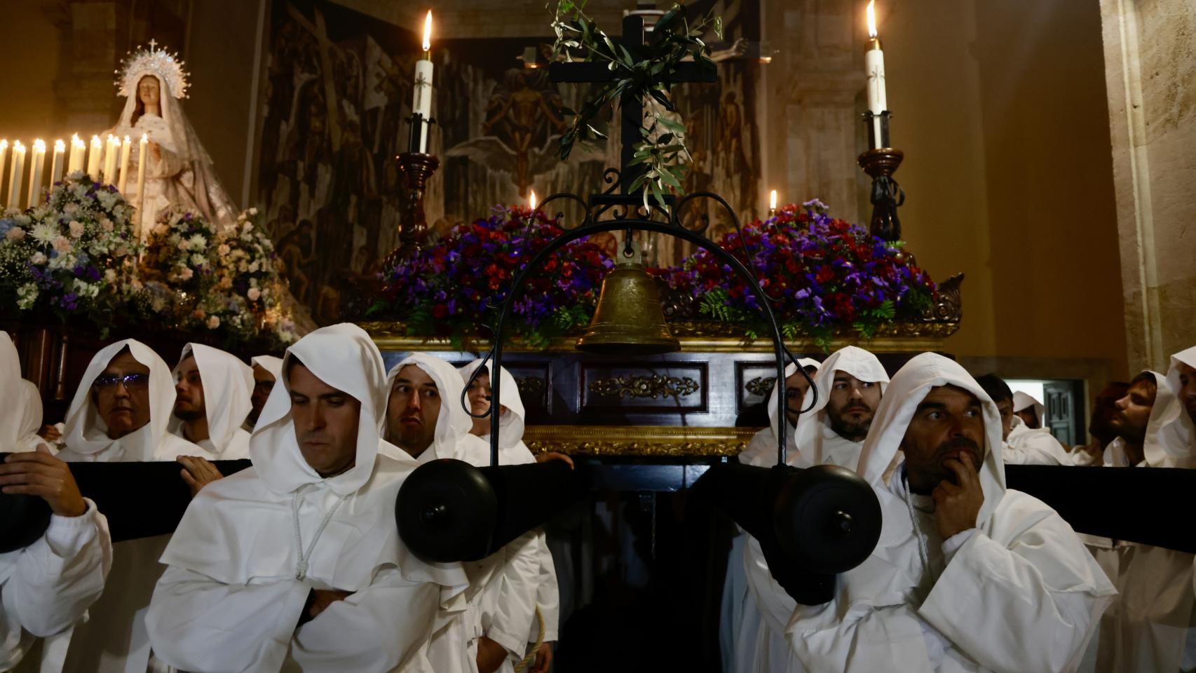 Cancelada la procesión de la Hermandad del Cristo del Amor y de la Paz y María Nuestra Madre. Cofrades y asistentes en el interior De la Iglesia del Arrabal