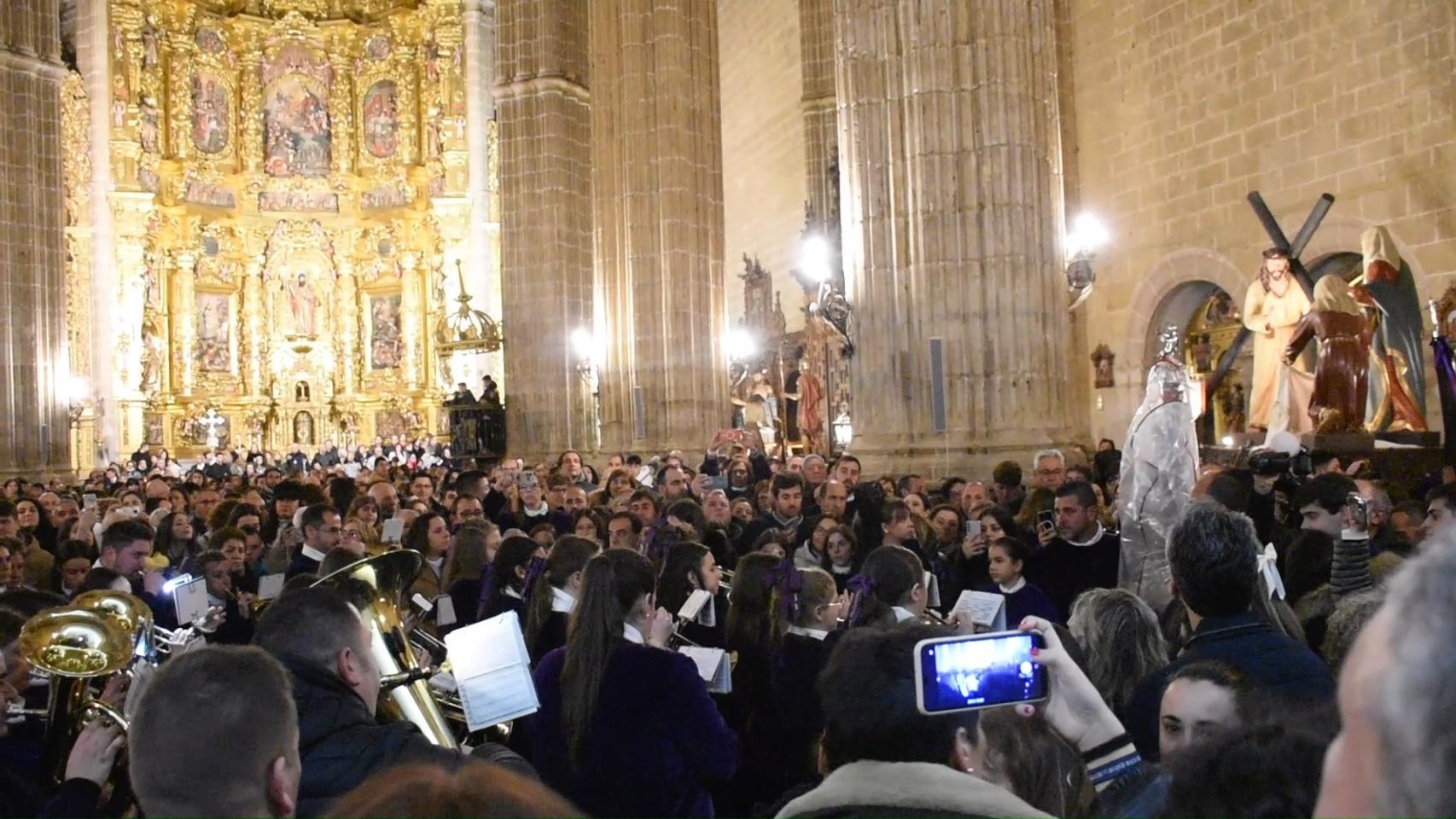 Acto religioso celebrado en la Iglesia de Santiago de Medina de Rioseco en sustitución de la Procesión del Mandato y la Pasión