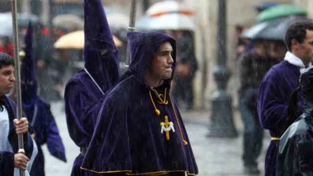ARCHIVO - La lluvia obliga a suspender el desfile procesional de la Vera Cruz en Zamora en 2011