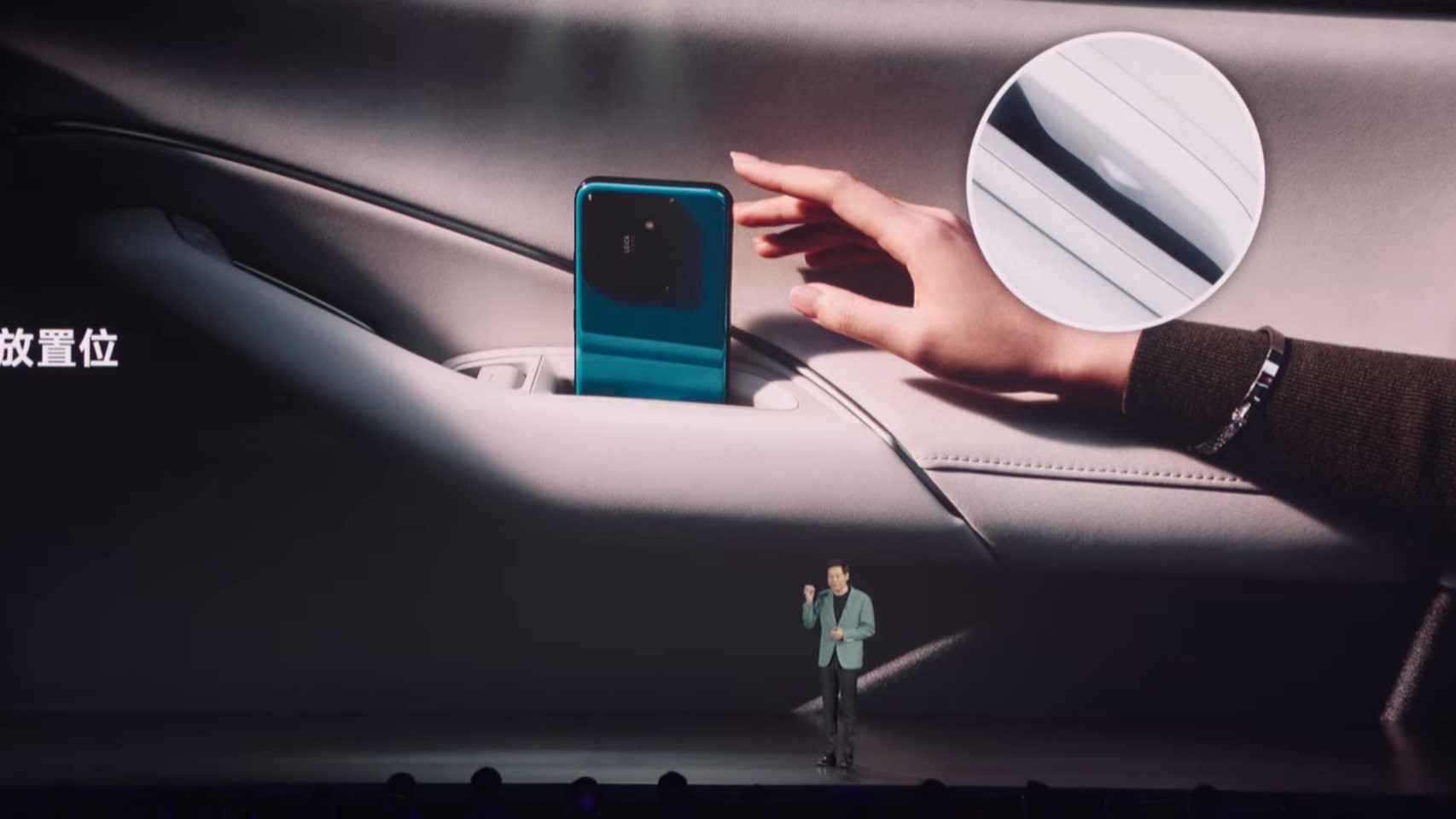 El Xiaomi SU7 es capaz de recargar el móvil dejándolo en un hueco en la puerta