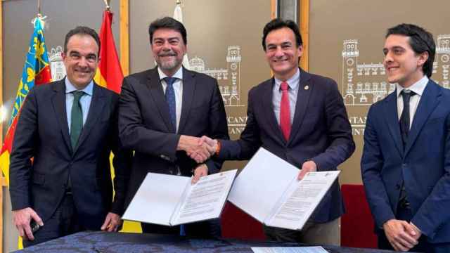 El alcalde de Alicante, Luis Barcala y el alcalde de Jaén, José Agustín González, en la firma del acuerdo de cesión de Ali.