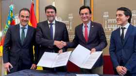 El alcalde de Alicante, Luis Barcala y el alcalde de Jaén, José Agustín González, en la firma del acuerdo de cesión de Ali.