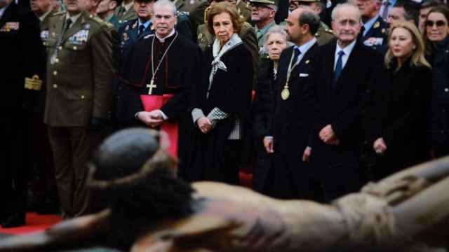 La reina doña Sofía se rinde ante el Cristo de la Buena Muerte.