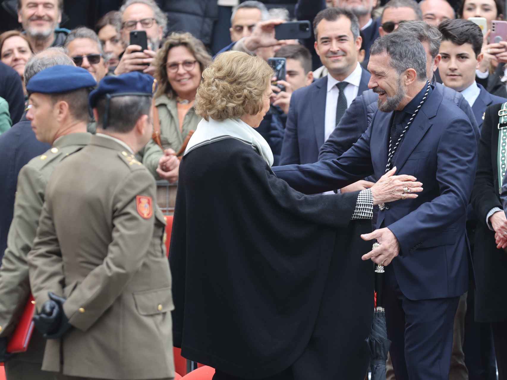 La reina Sofía saluda a Antonio Banderas.