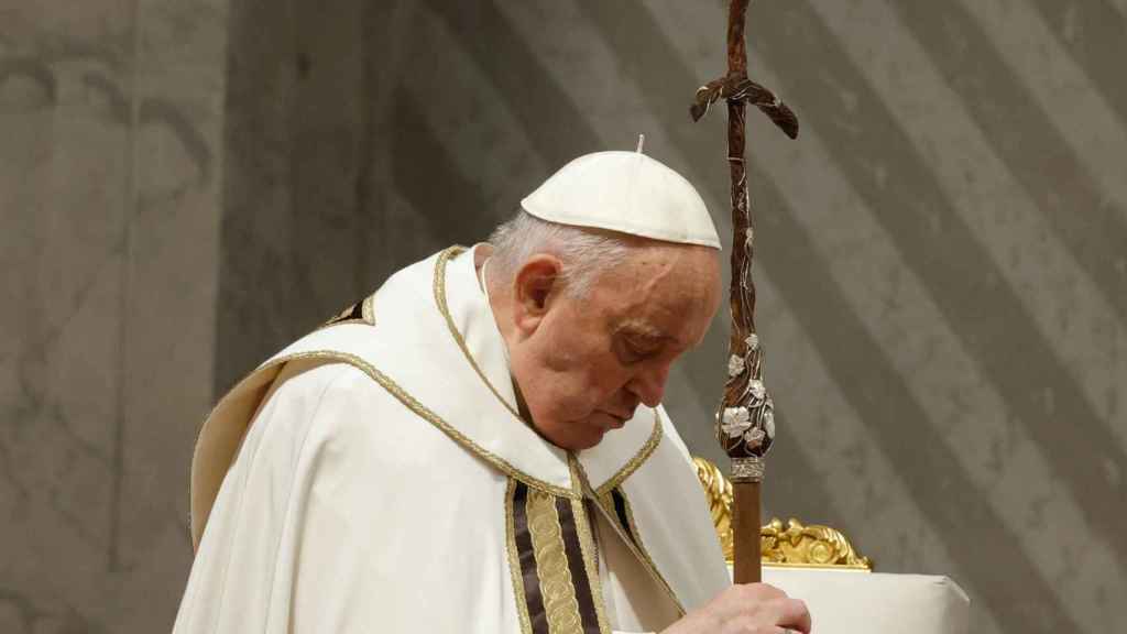 El Papa Francisco preside la Santa Misa Crismal el Jueves Santo en la Basílica de San Pedro de la Ciudad del Vaticano, este Jueves Santo.