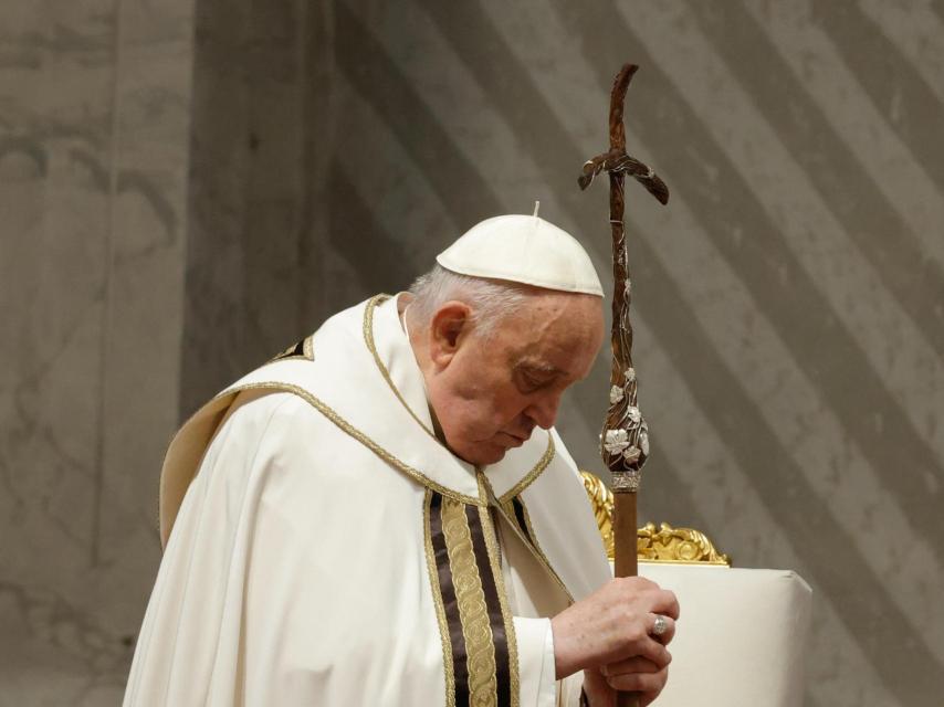 El Papa Francisco preside la Santa Misa Crismal el Jueves Santo en la Basílica de San Pedro de la Ciudad del Vaticano, este Jueves Santo.