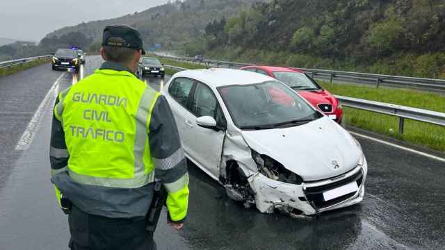 Un vehículo se sale de la vía en la A-52.