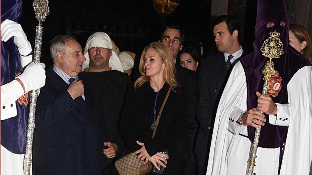 Genoveva Casanova junto a los Alba el Jueves Santo de 2023.