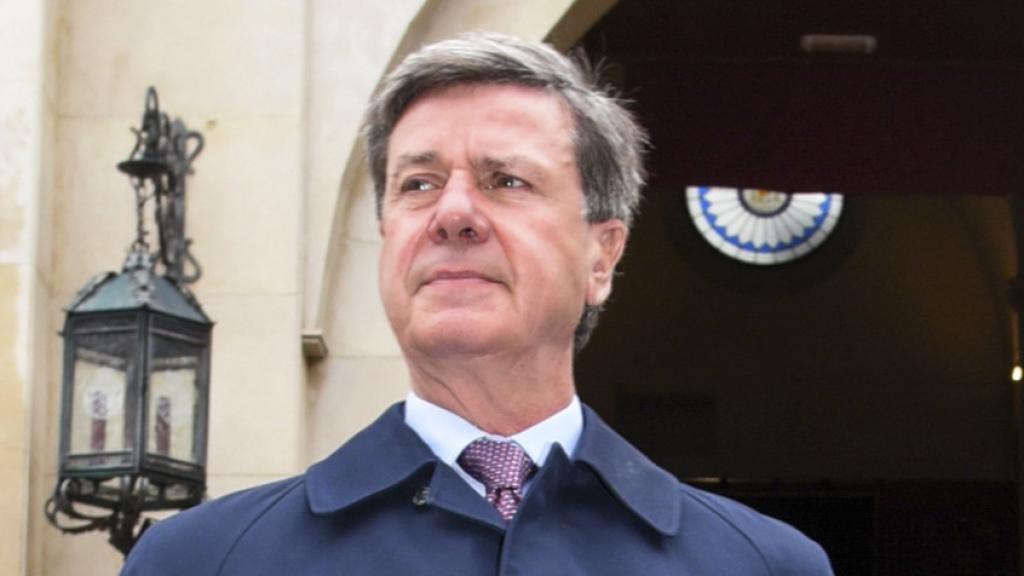 Cayetano Martínez de Irujo y su hija Amina, este Jueves Santo, en la iglesia del Cristo de los Gitanos.