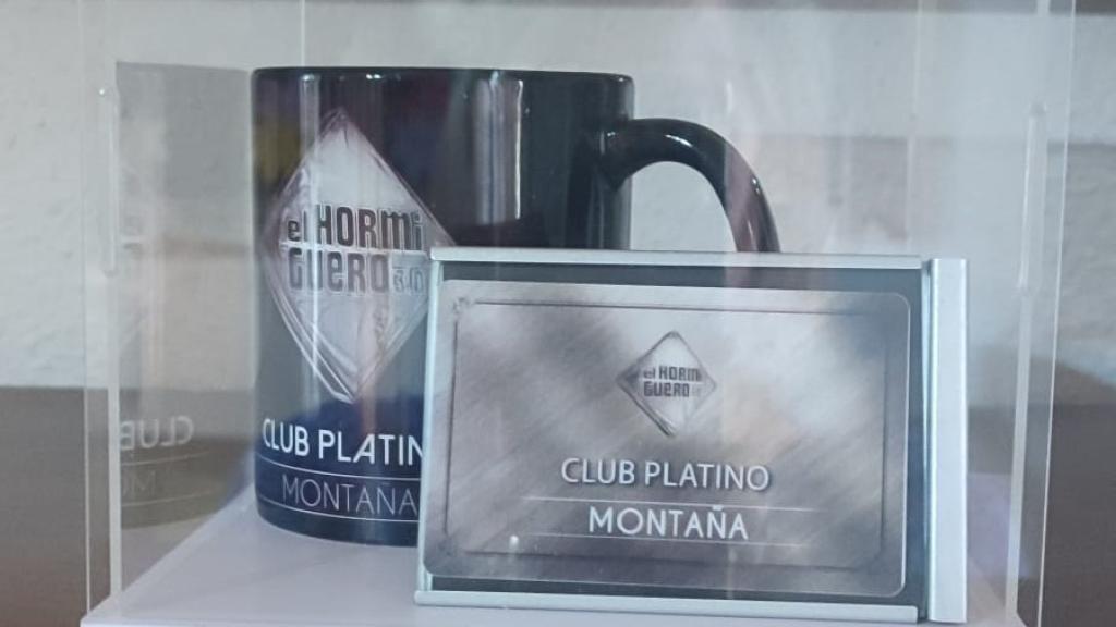 El galardón que conmemora a Montaña Cercas como 'Invitada platino'.