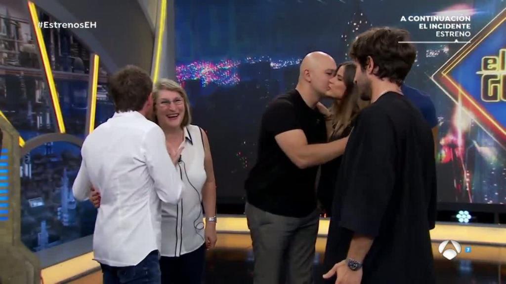 Montaña Cercas, saludando a Pablo Motos.