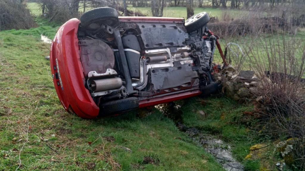 El vehículo tras salirse de la vía en la provincia de Zamora