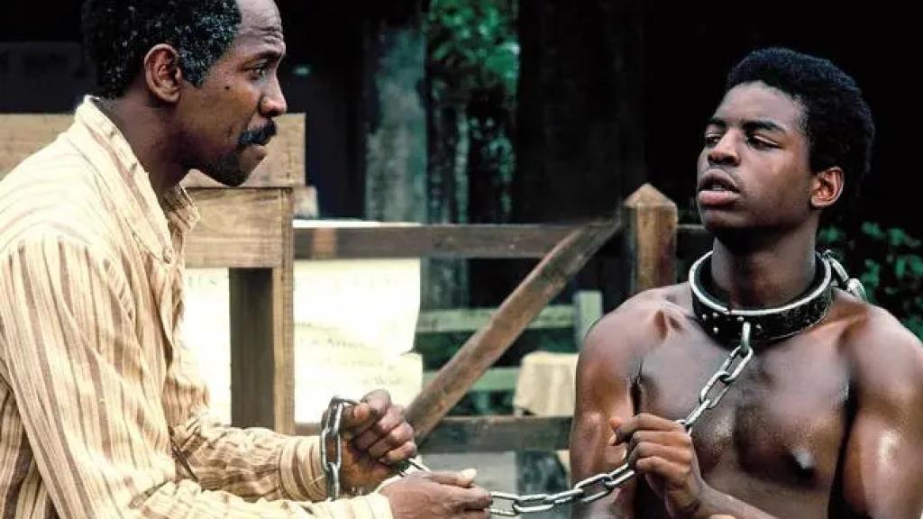 Louis Gossett Jr., izquierda, y LeVar Burton en la serie 'Roots'.