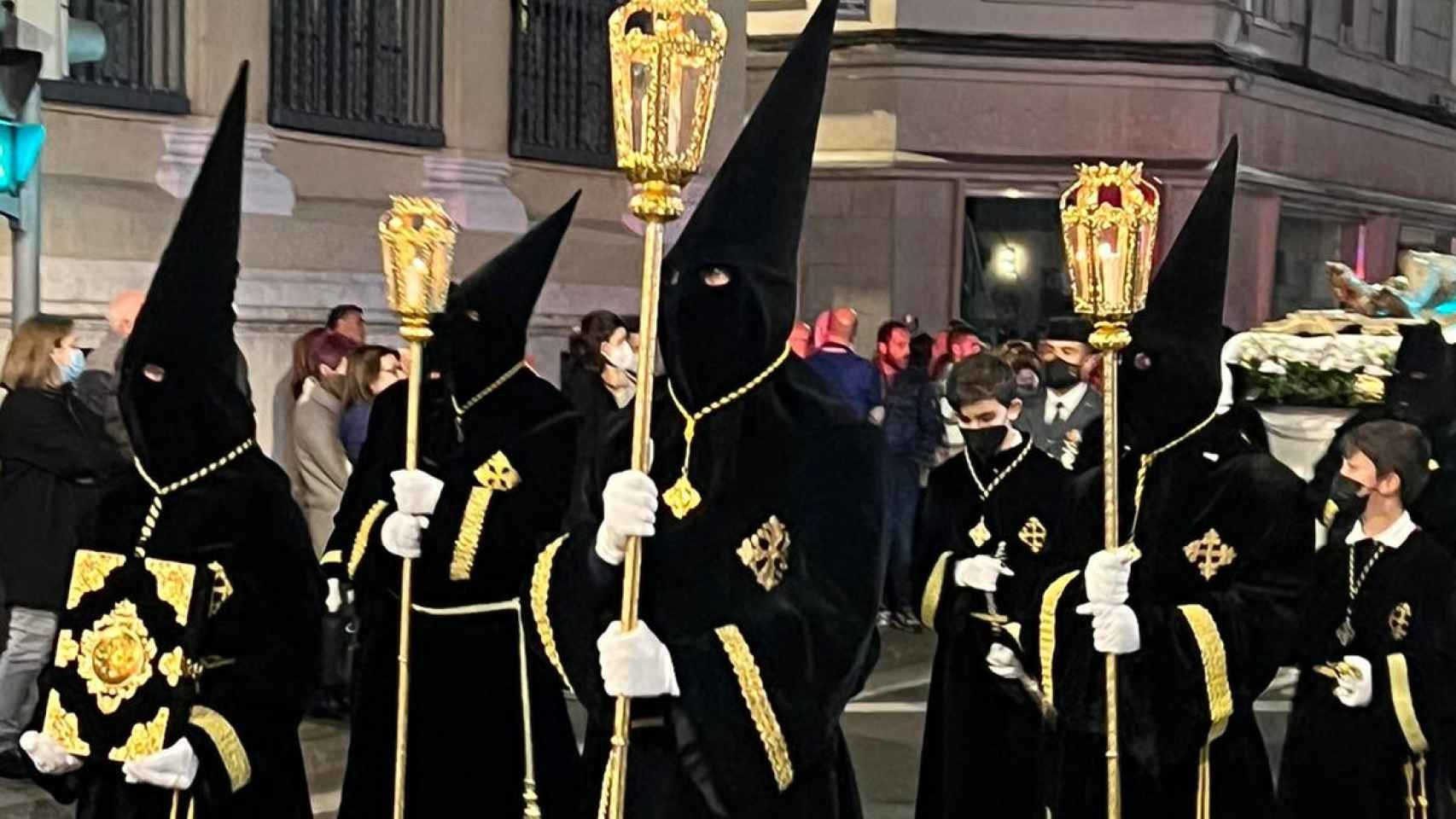 La Cofradía del Santo Entierro procesionando por las calles de Valladolid