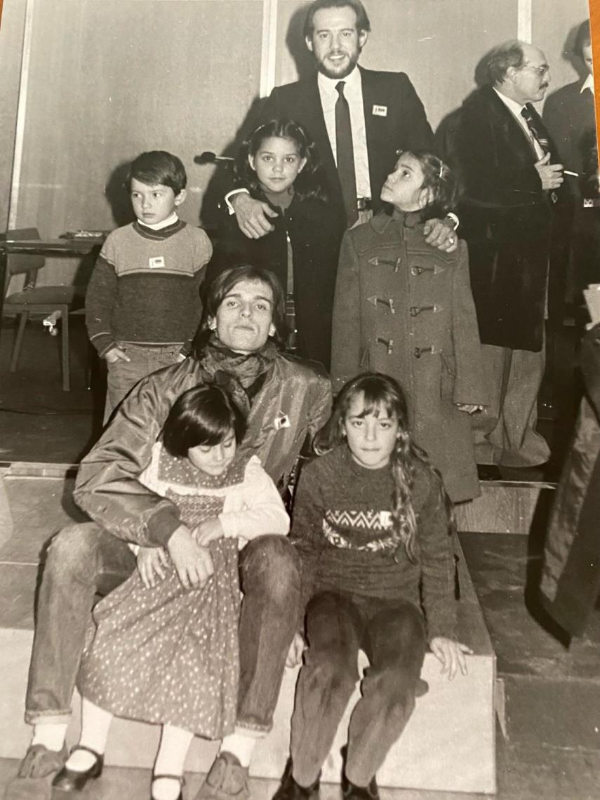 Alberto Caballero, en la izquierda de la imagen, junto a Miguel Bosé.