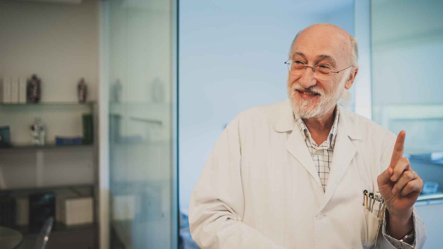 El doctor Ramón Cacabelos sonríe durante la entrevista con EL ESPAÑOL | Porfolio.