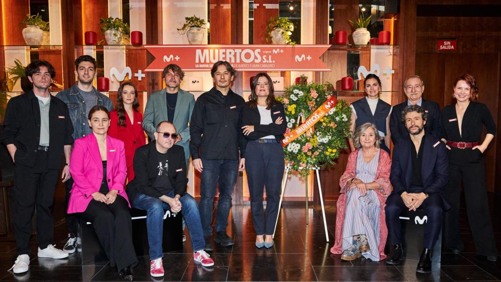 En el centro, Alberto y Laura Caballero, rodeados del reparte de 'Muertos S.L.', la nueva serie que verá la luz este jueves.