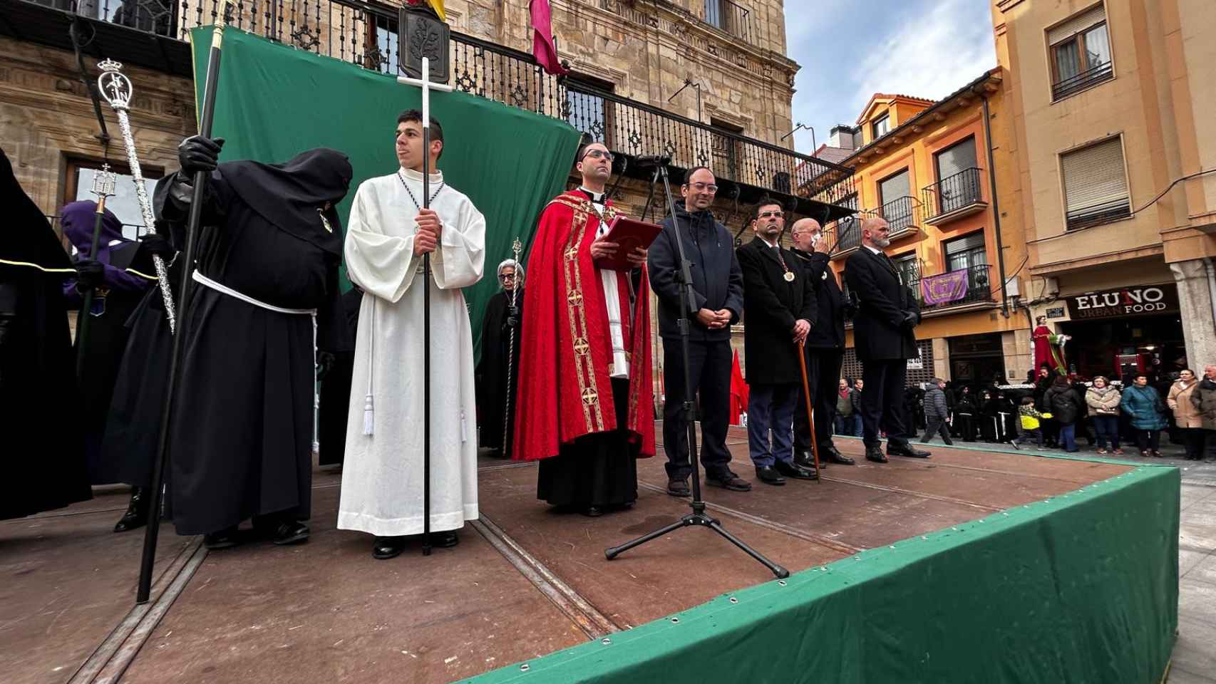 Uno de los actos celebrados en la Plaza Mayor de Astorga este Viernes Santo