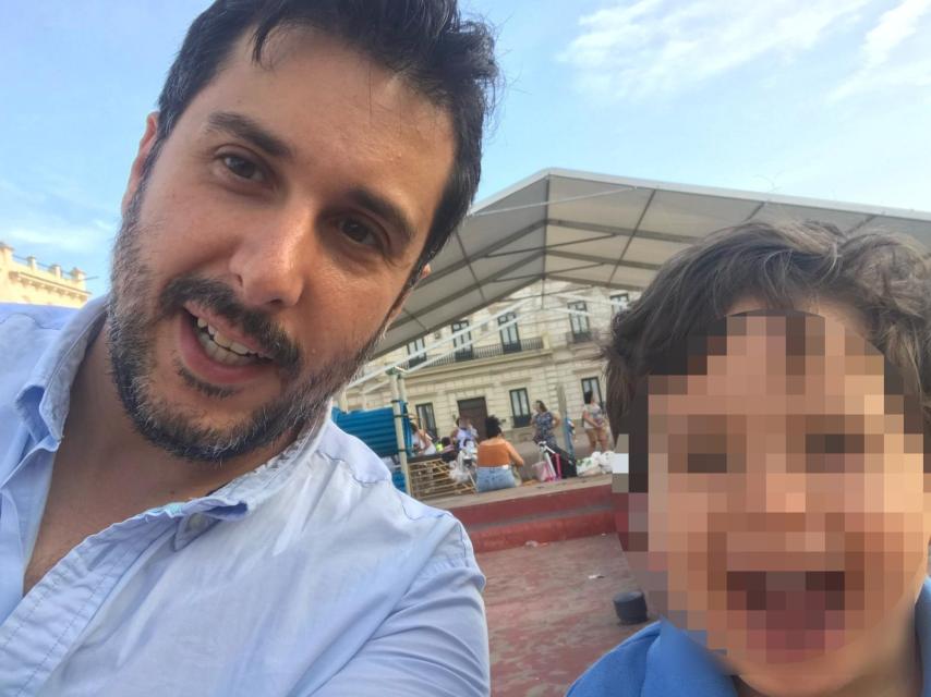 David, con su hijo, que ahora tiene 7 años.