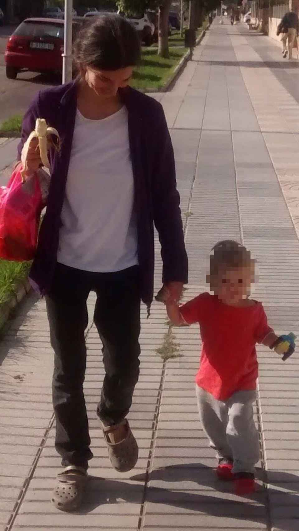 Olga, con su pequeño, caminando de la mano.