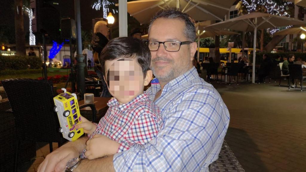 Roberto, con su hijo, con quien no tiene contacto alguno desde julio de 2020.