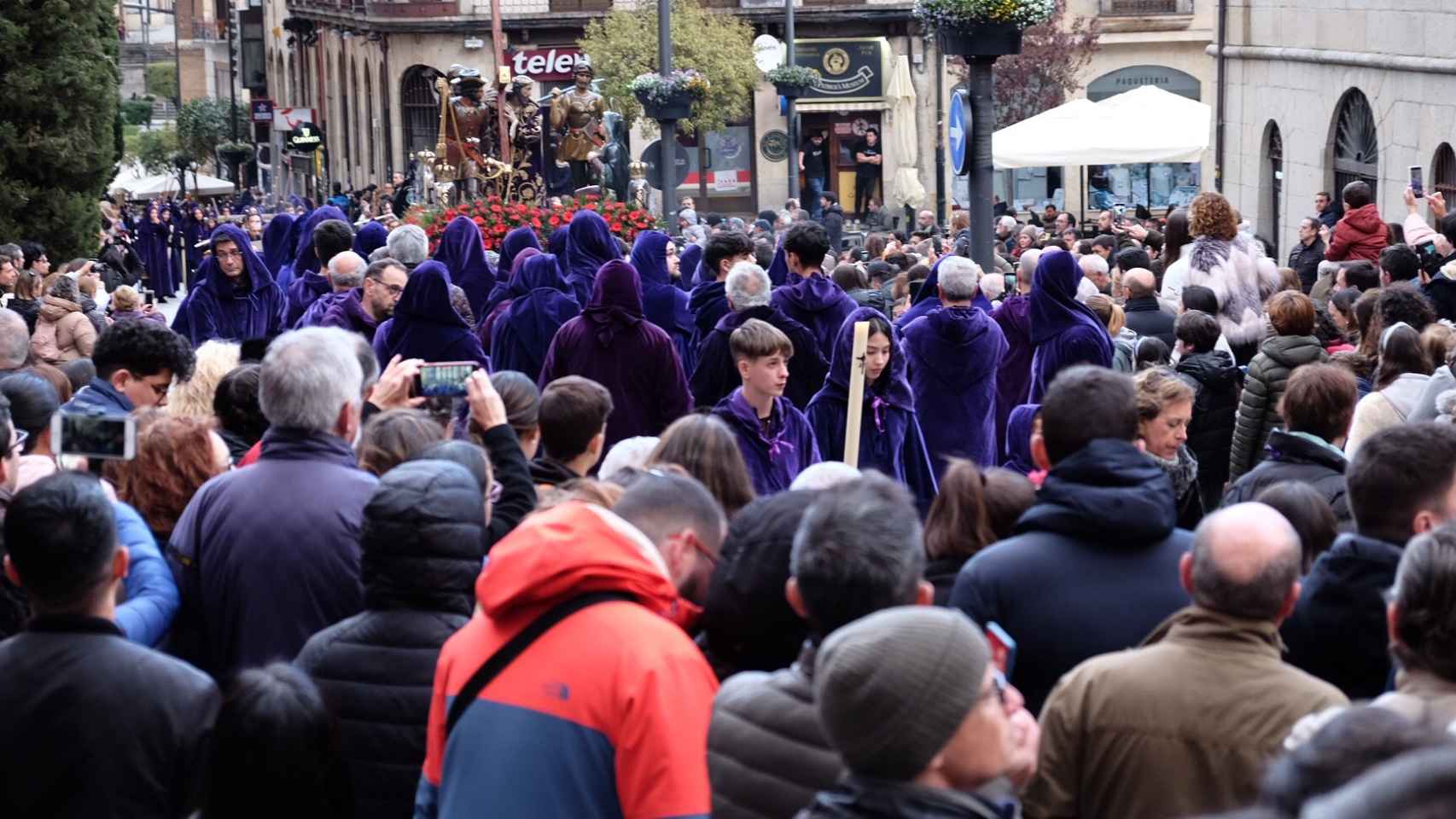 Miles de personas asisten a la procesión del Nazareno en Salamanca