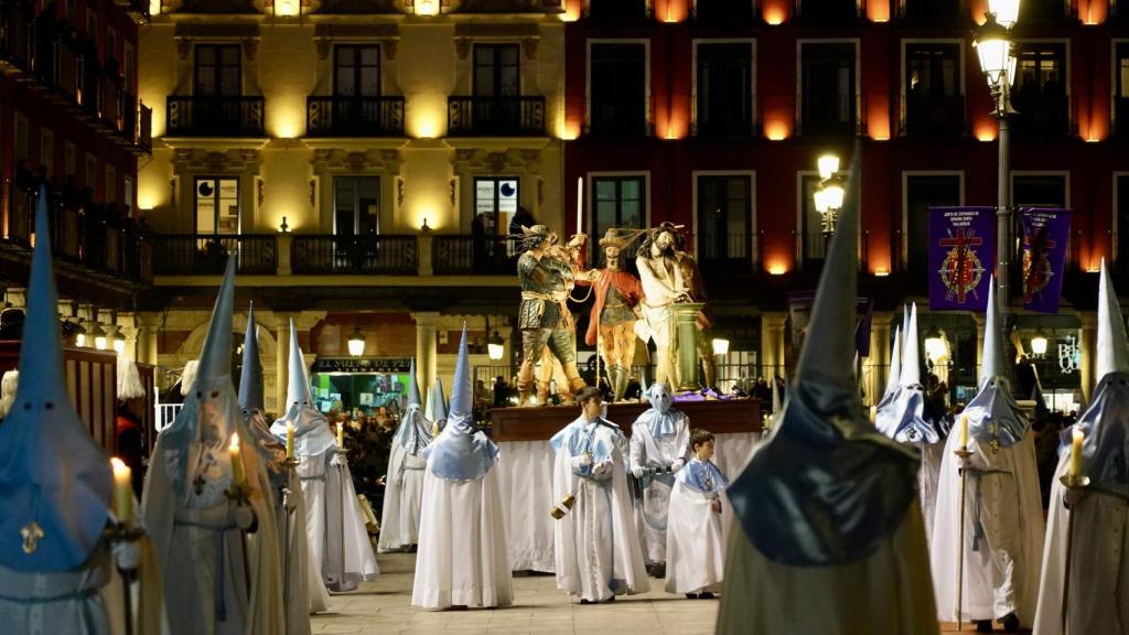 Uno de los pasos entrando a la Plaza Mayor