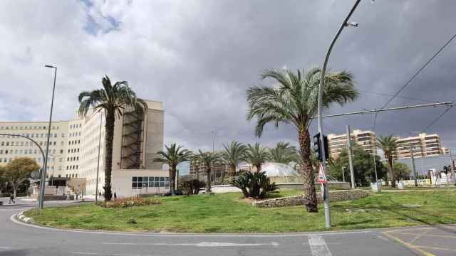 El paso de las nubes este Jueves Santo en la ciudad de Alicante.